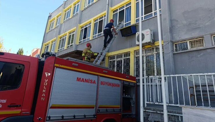 Okulda mahsur kalan 3 öğrenciyi itfaiye kurtardı