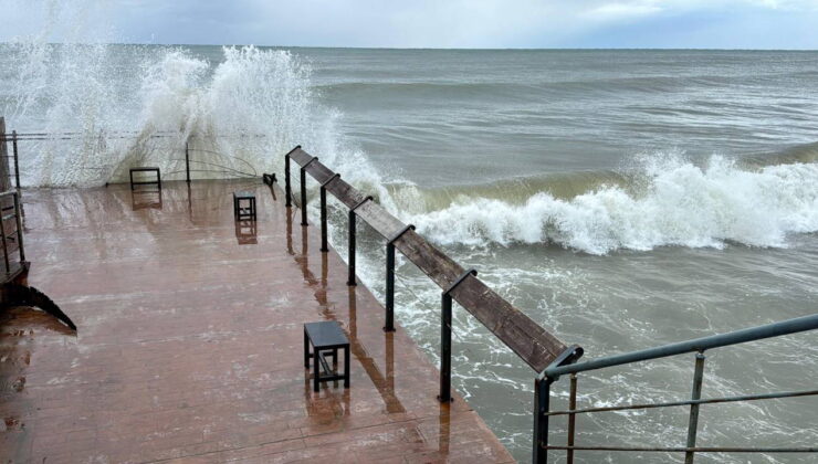 Ordu’da kuvvetli rüzgar esareti… Dalga boyu 5 metreye ulaştı