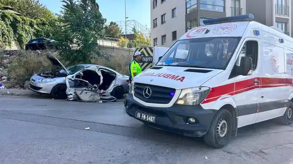 Otomobil ile minibüs kafa kafaya çarpıştı: Çok sayıda yaralı var!