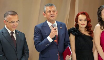 Özgür Özel, Gaziantep’te nikah törenine katıldı: ‘Hem kız tarafı, hem oğlan tarafı bizden’