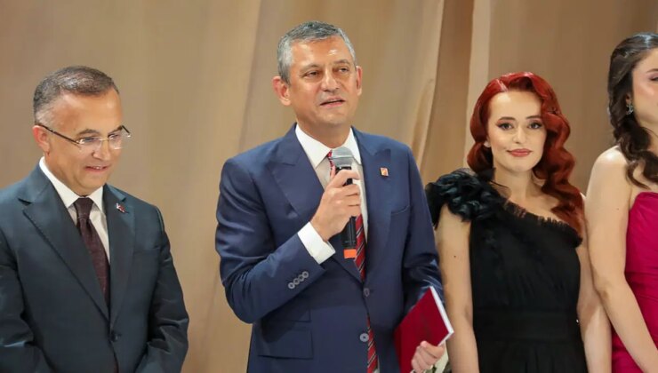 Özgür Özel, Gaziantep’te nikah törenine katıldı: ‘Hem kız tarafı, hem oğlan tarafı bizden’