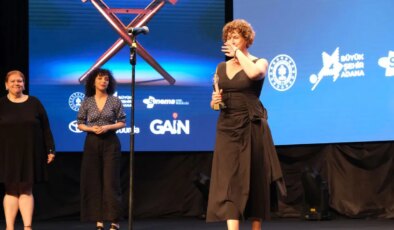 Pelin Esmer’e 8 ödül! 32. Uluslararası Adana Altın Koza Film Festivalinde ödüller sahiplerini buldu