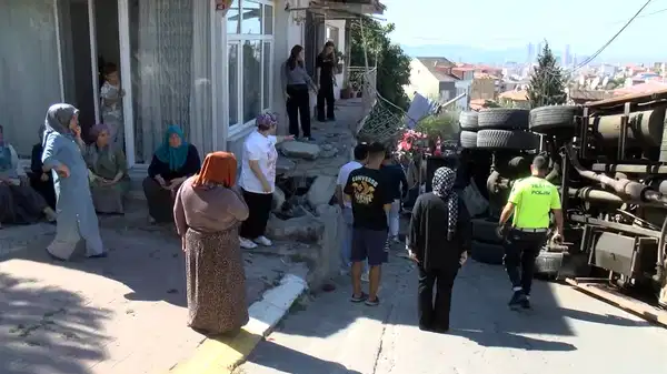 Pendik’te traktör yüklü kamyon, gecekondu ve iki otomobile çarparak devrildi