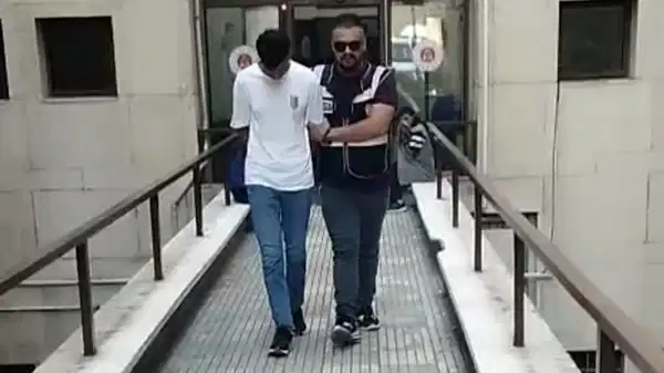 Polisi gören firari, çimlere yatıp ölü taklidi yaptı!