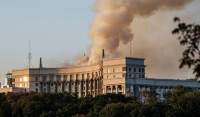 Rusya, Ukrayna’da hükümet binasını hedef aldı