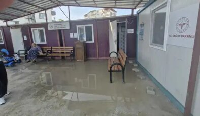 Sağlık ocağını su bastı, Hataylılar isyan etti: ‘Dört defa yer değiştirdik, sorunun çözülmesini istiyoruz!’