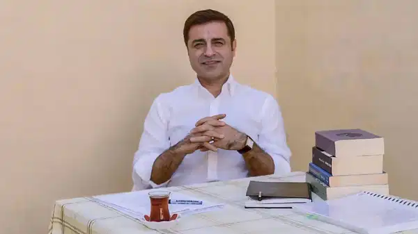 ‘Sakıncalı’ bulundu: Selahattin Demirtaş’ın kitapları cezaevine alınmadı!