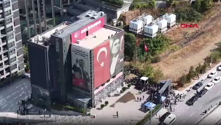 Sarıyer’deki Özgür Özel’in ofisinin olduğu binanın önünde bekleyiş sürüyor