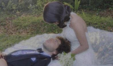 Selena Gomez ile Benny Blanco evlendi! Gelinliği yorum aldı