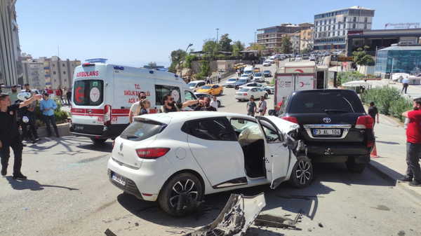 Şırnak’ta 5 aracın karıştığı zincirleme kaza: 3 yaralı