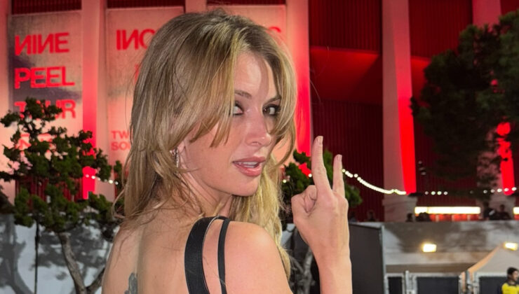 Sırt dekolteki konser tarzı! Yasemin Kay Allen’in takipçilerinden beğenileri kaptı