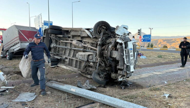Sivas’ta otomobille minibüs çarpıştı: 15 tarım işçisi yaralandı