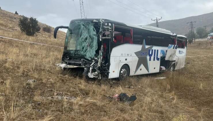 Sivas’ta yolcu otobüsü ile TIR çarpıştı: Çok sayıda yaralı!