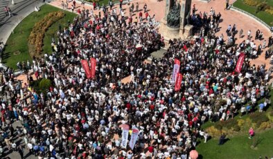 Son Dakika… CHP 102 yaşında! Özgür Özel, Özgür Çelik ile Taksim’de: ‘Teslim olmayacağız!’