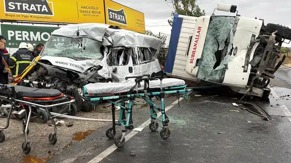 Tekirdağ’da kamyonetle işçi servisi çarpıştı: 3 kişi hayatını kaybetti, 9 yaralı