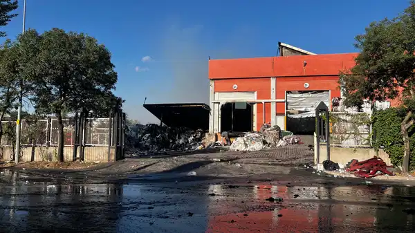 Tekstil fabrikasındaki yangın, 15 saat sonra kontrol altına alındı