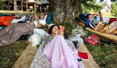 Tembellik ödüllendiriyor! Sadece yatarak 2 bin Euro kazanıyorlar