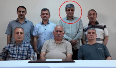 Teröristbaşı Öcalan ile aynı karedeydi: Zeki Bayhan İmralı’dan İzmir’e sevk edildi