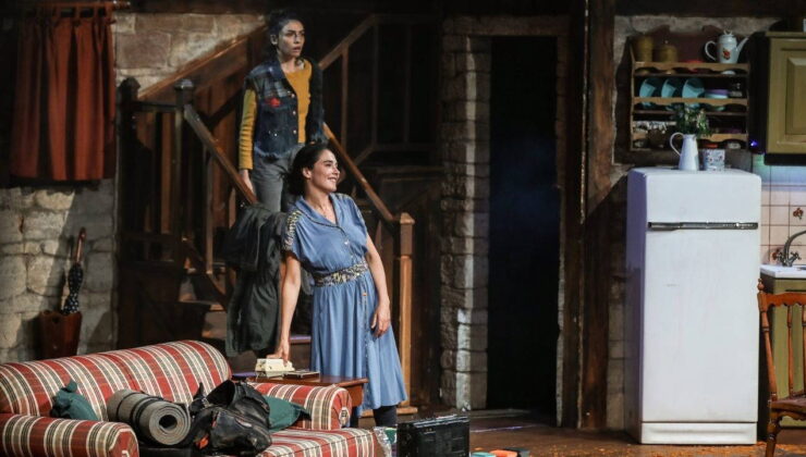 ‘Timsah Ateşi’ son oyunuyla sahnelere veda ediyor