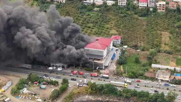 Trabzon’daki AVM’de korkutan yangın: Gökyüzü siyah dumanla kaplandı!