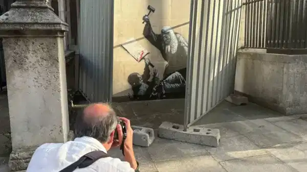 Ünlü sokak sanatçısı Banksy’den yeni eser: Protestocuya tokmakla vuran hakim