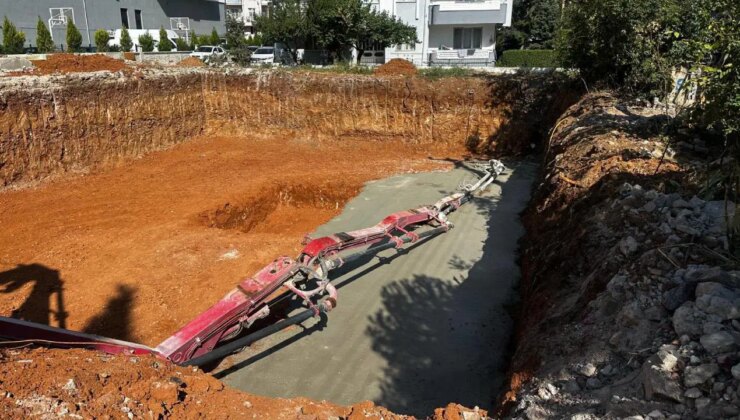 Uşak’ta beton pompasının kolu işçilerin üzerine düştü: Yaralılar var!