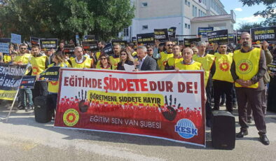 Van’da okuldaki bıçaklı saldırı sonrası eğitim camiasından protesto: ‘Okullar sahipsiz bırakıldı, güvenlik artırılsın!’