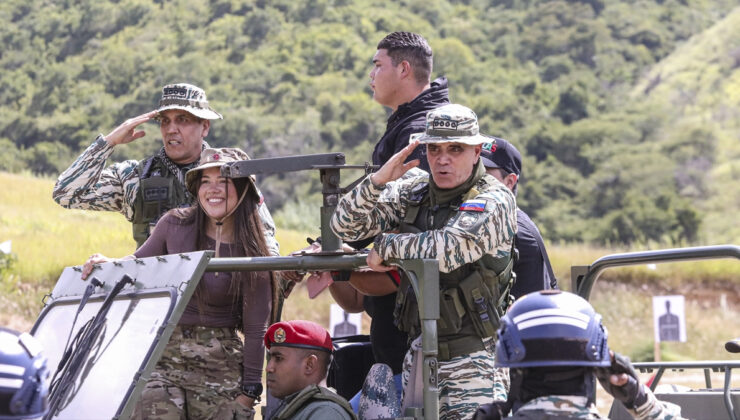 Venezuela’da gençler ve yaşlılar, ABD tehdidine karşı askeri eğitimde
