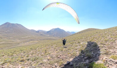 Yamaç paraşütü ile Erciyes’in zirvesine yaklaştılar