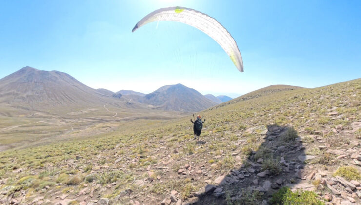Yamaç paraşütü ile Erciyes’in zirvesine yaklaştılar