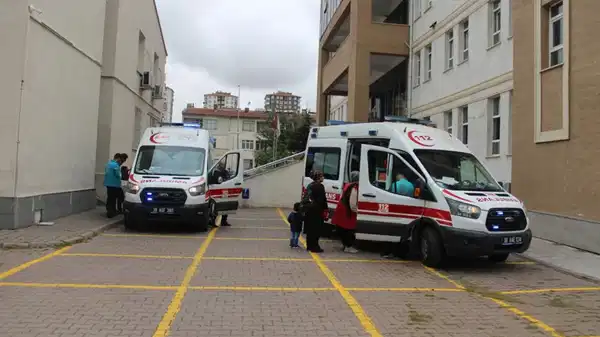 Yangın ziline basınca okulda izdiham çıktı: 15 öğrenci yaralı