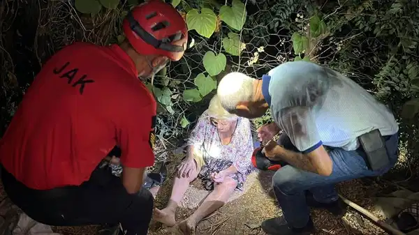 Yaşlı kadın mama verdiği köpek sayesinde bulundu