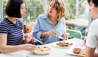 Yemek yerken konuşmayın: Bağırsaklarda hava birikiyor