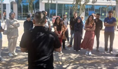 Yer: Harran Üniversitesi… Öğrenciler derslik olmayınca bahçede derse başladı!