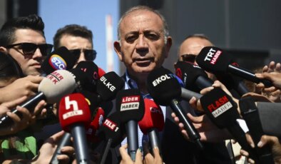 Yine CHP’nin Sarıyer’deki eski il binasına geldi… Kayyum Gürsel Tekin’den ‘liste’ açıklaması: ‘Arkadaşlar binanın temizliğini yapmak için o listeyi vermiş’