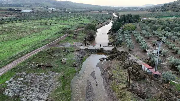 12 saatte metrekareye 155,4 kilogram yağmur düştü… Foça’da selde kaybolan kişiyi arama çalışmaları 2. gününde!