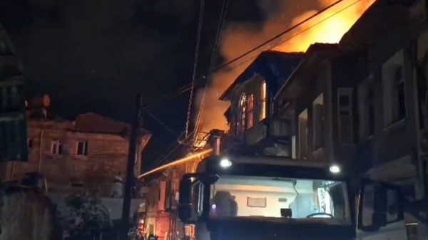 2 katlı binada çıkan yangın 3 eve daha sıçradı