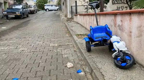 4 yaşındaki torununu kurtarmak istedi: Otomobilin altında kaldı