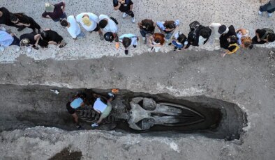 4 yıl önce gömüldü… İskeleti topraktan çıkarılıyor!