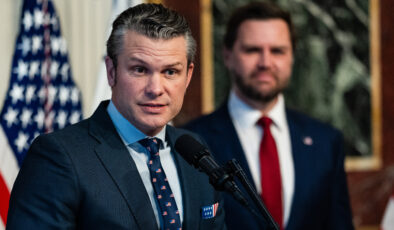 ABD Savunma Bakanı Hegseth’in uçağının İngiltere’ye acil iniş yaptığı bildirildi