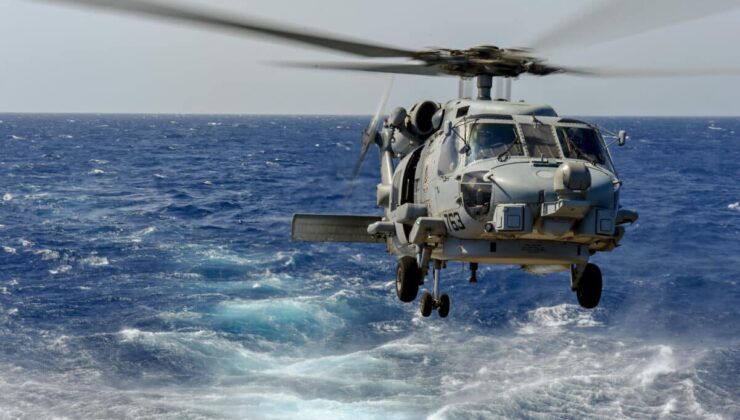 ABD uçak gemisinden kalkan jet ve helikopter denize çakıldı