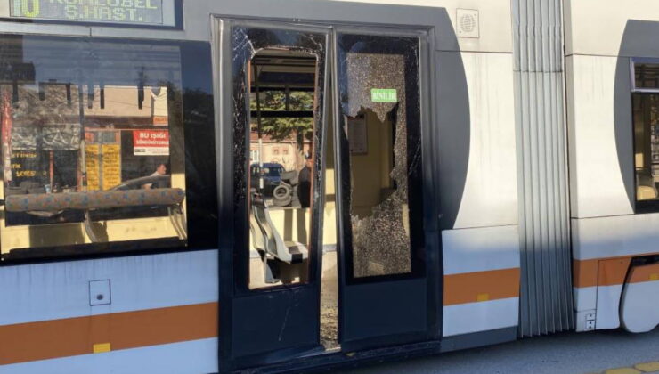 Açık bırakılan servis kapısına tramvay çarptı: Yaralılar var!
