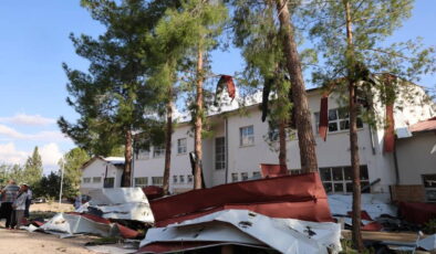 Adana’da hortum paniği: Okulu vurdu, çatıyı uçurdu, ağaçları devirdi
