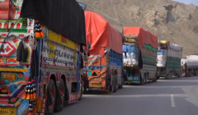 Afganistan-Pakistan sınırlarını kapattı: Tırlar ve kamyonlar kapıda kaldı
