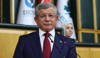 Ahmet Davutoğlu’ndan Hüseyin Kocabıyık’ın tutuklanmasına tepki: ‘Kendi içinden çıkanlara bile tahammül edemeyenlerin muhalefete tahammül etmesi nasıl beklenebilir’