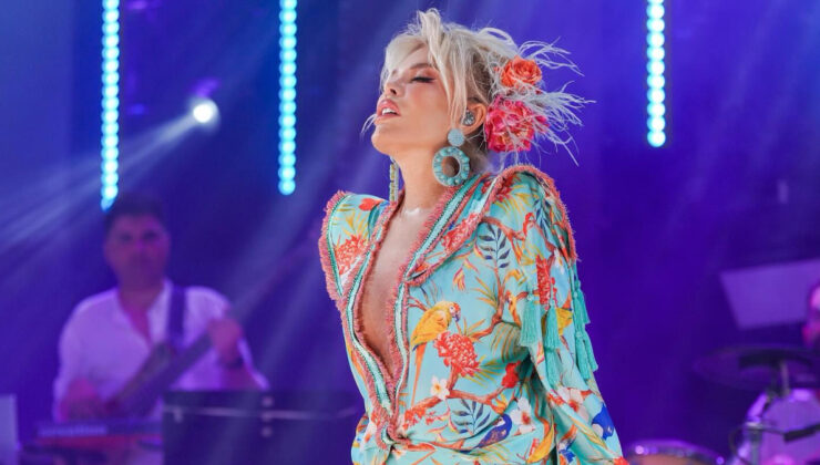 Ajda Pekkan sahnede içini döktü: “Ben evde kaldım”