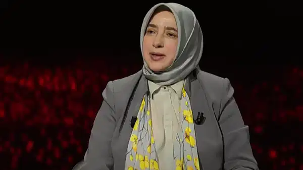 Akit TV’de sunucu ve Özlem Zengin arasında LGBTİ+ diyaloğu: ‘AK Parti döneminde yasal statülü dernek kurma hakkı elde ettiler…’