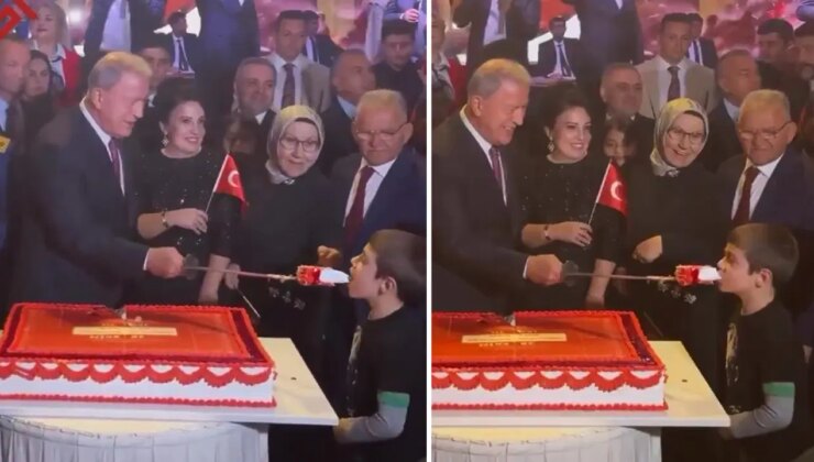 AKP’li Hulusi Akar, küçük çocuğa ‘kılıçla’ pasta yedirdi