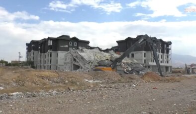 AKP’li Yeşilyurt Belediyesi’nin ‘Sağlam zemin, güvenli yapı’ vaadi ile satışa çıkardığı binaların yıkımına başlandı