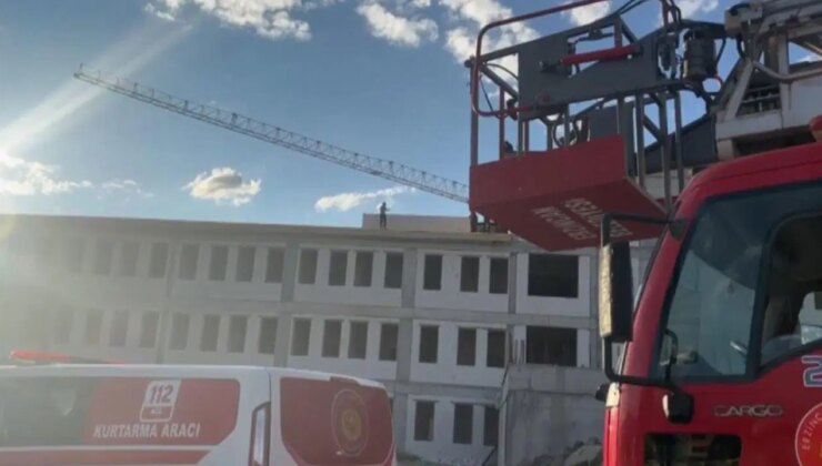 Alacaklarını alamayan işçiler çatıya çıktı!